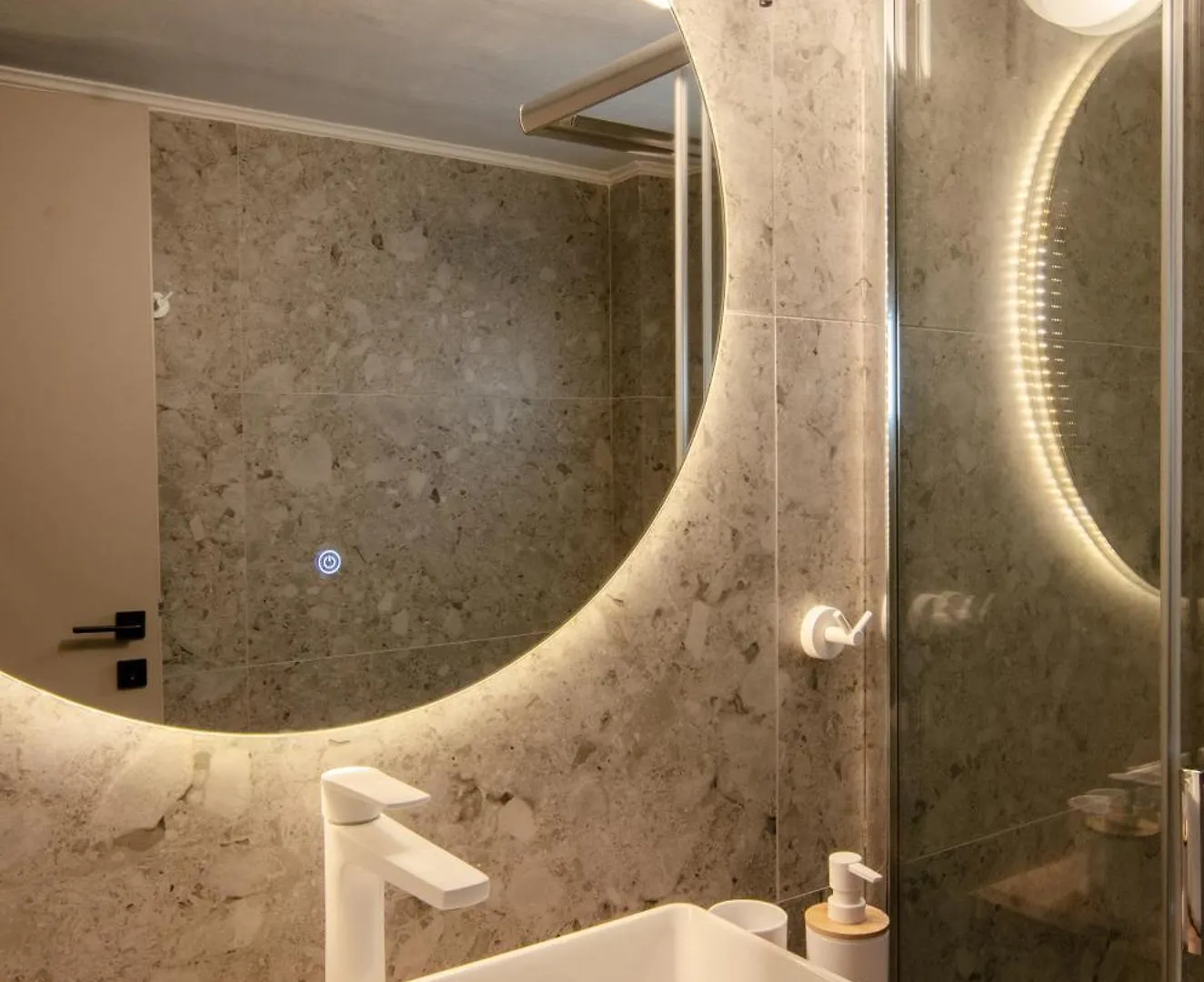 Sea Front Elegant Apartment Kalandra