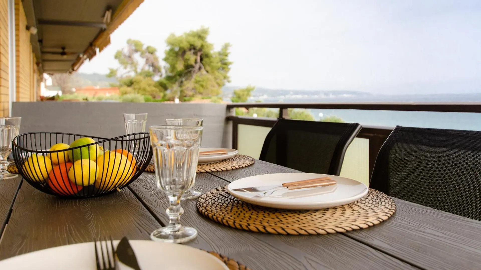 Sea Front Elegant Apartment Kalandra